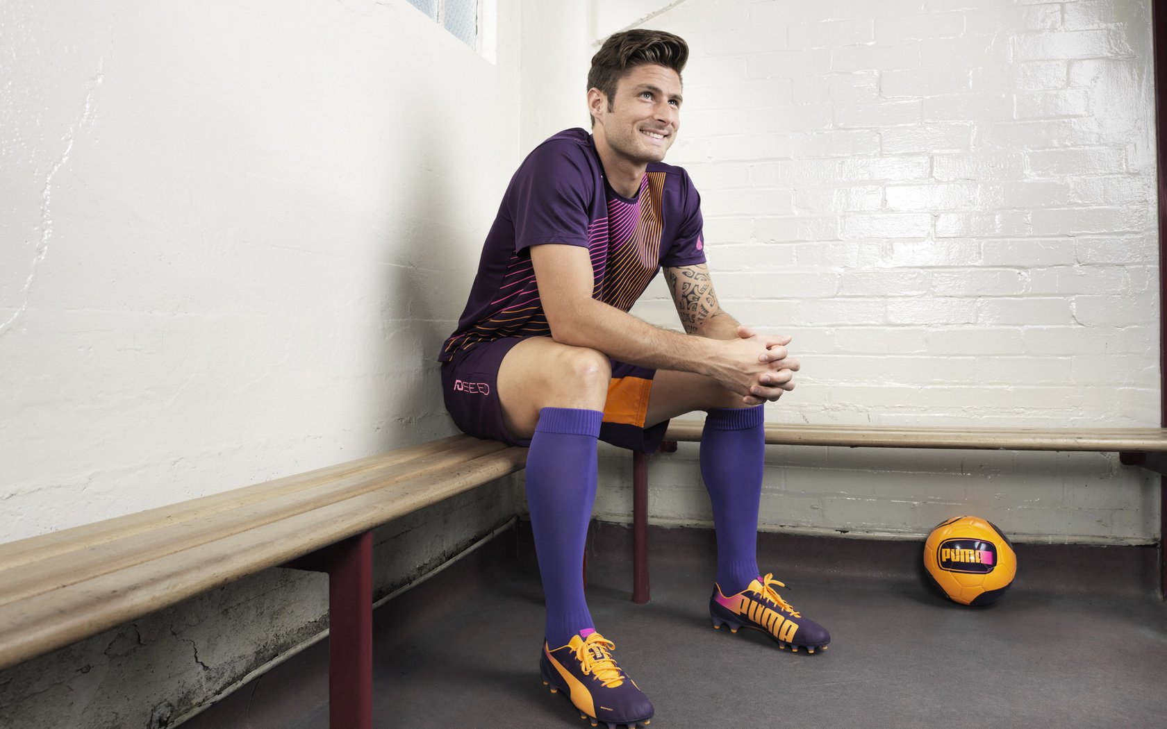 赛道之外，绿茵之上，哈兰德在F1揭幕战之夜的跨界光芒